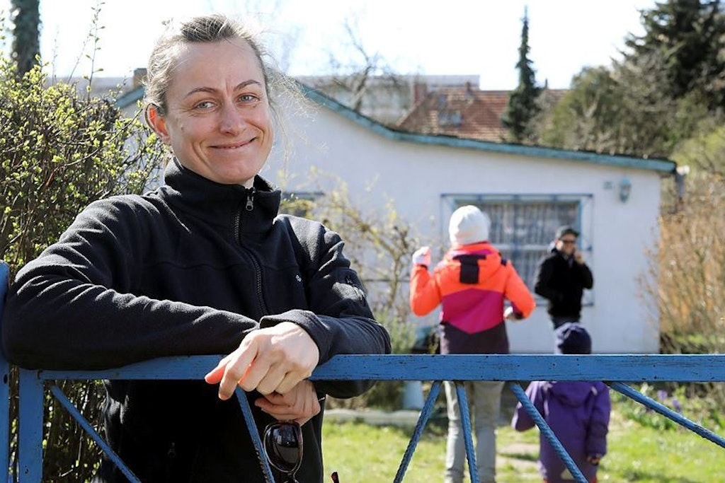 Raus aus dem Corona-Stress, hinein in das Datschen-Leben: Maria Schuster (40) verbrachte am Sonntag mit ihren Töchtern (5 und 9) und ihrem Mann den ersten Tag in diesem Jahr im Garten der Johannisthaler Kolonie „An der Südostallee“. Etwas Unkrautjäten stand auf dem Programm. Zum Pflanzen sind die Nächte noch zu kühl. „Es ist schön einen Garten zu haben, wo man draußen sein kann, gerade jetzt, wo eine Ausgangssperre droht“, sagt Schuster. „Die Kinder können hier problemlos im Freien spielen. Im Garten gibt es kein Angst vor Corona.“