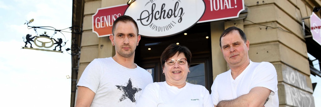 Torsten Scholz (r.) mit Frau Daniela Scholz und Sohn Christian Scholz (l.) vor dem Laden.
