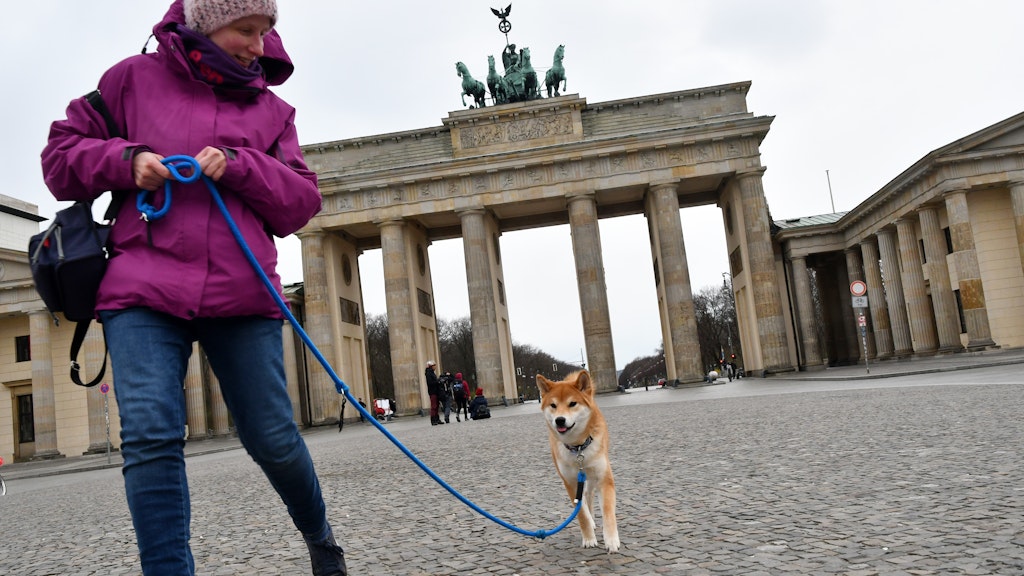 Cathleen aus Charlottenburg drehte mit ihrer Hündin eine Runde am Brandenburger Tor.