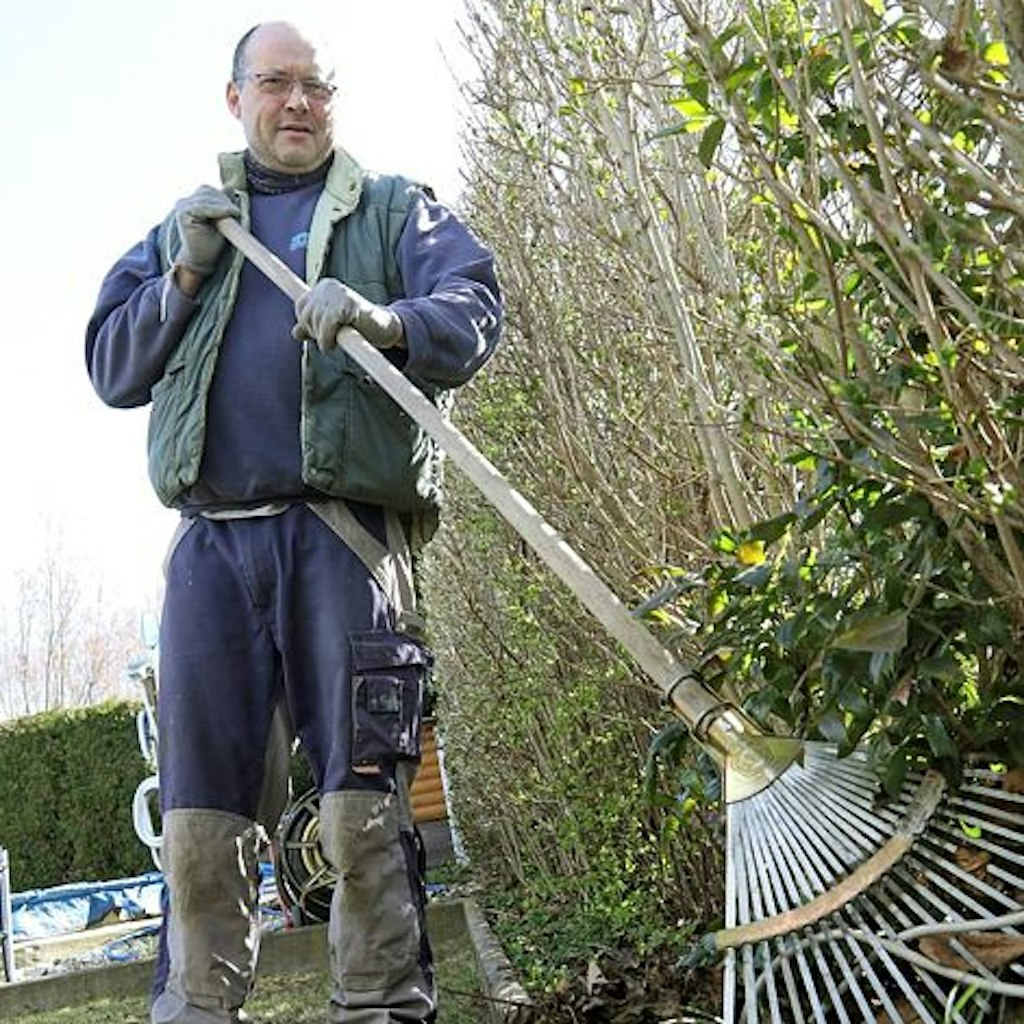Selbst am Sonntag gibt es für Olaf Hennig (52) keine Ruhe. Er ist Beamter, arbeitet im Bezirksamt Treptow und muss sogar am freien Tag im Garten mit Kollegen per Telefon und Mail Absprachen für die kommenden Tage halten. Zwischendurch schaltet Henning mit Gartenarbeit ab. Mit einem Rechen holt er an der Hecke das Laub vom vergangenem Herbst hervor. „Gartenarbeit tut gut. So bekomme ich den Kopf vom Alltag frei, kann entschleunigen“, sagt er. Die Seele baumeln lassen, optimistisch in die Zukunft schauen. So kann man Krisen meistern, sagt er