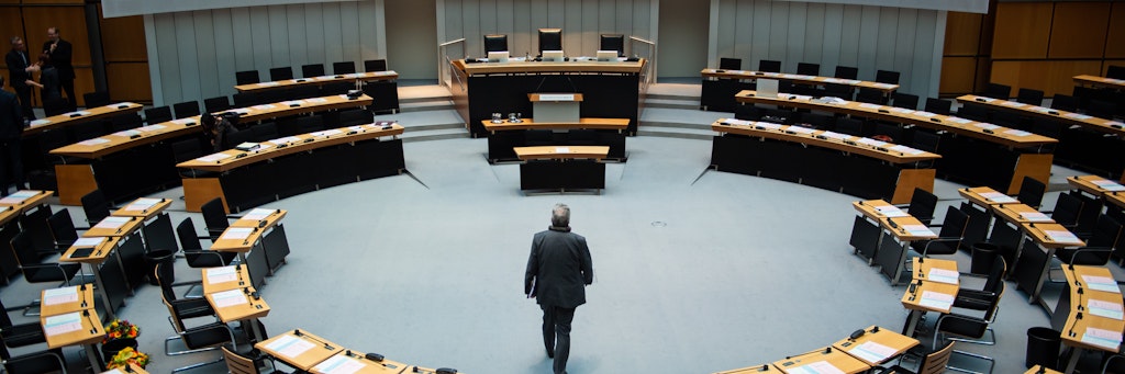 Ein einsamer Parlamentspräsident Ralf Wieland (SPD). Die Sitzung am vergangenen Donnerstag fiel wegen eines Corona-Fehlalarms aus, der auch ihn betraf.