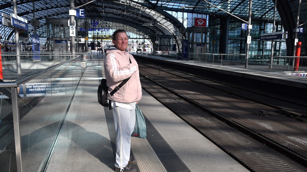 Simone Bannemann aus Neukölln wartet im Hauptbahnhof allein auf einen Zug nach Dessau.