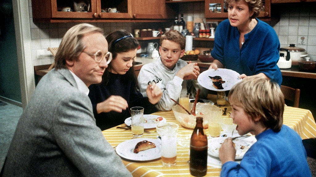 Ein Bild aus frühen «Lindenstraßen»-Tagen (Archivbild von 1986): Helga Beimer (Marie-Luise Marjan, hinten rechts) mit ihrem ersten Mann Hans (Joachim Hermann Luger, l) und ihren Kindern (l-r) Marion (Ina Bleiweiß), Benny (Christian Kahrmann) und Klausi (Moritz A. Sachs). 
