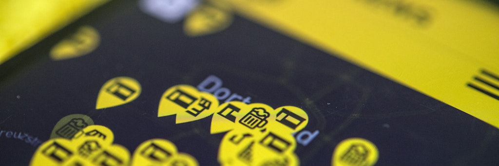 Standorte von registrieren Kneipen im Dortmunder Stadtgebiet werden auf dem Display eines Smartphones angezeigt. In der App des BVB können Fans bei einem virtuellen Spieltag an einen der gastronomsichen Betriebe spenden, die wegen der Corona-Krise mit Einbußen kämpfen