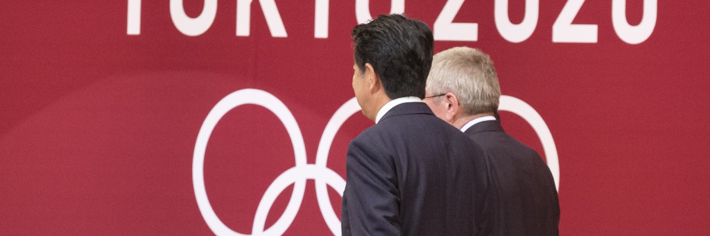 Der Präsident des Internationalen Olympischen Komitees (IOC), Thomas Bach (r), und der japanische Premierminister Shinzo Abe.