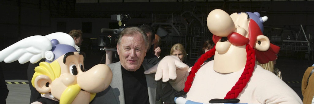 Albert Uderzo zwischen seine Schöpfungen Asterix und Obelix.
