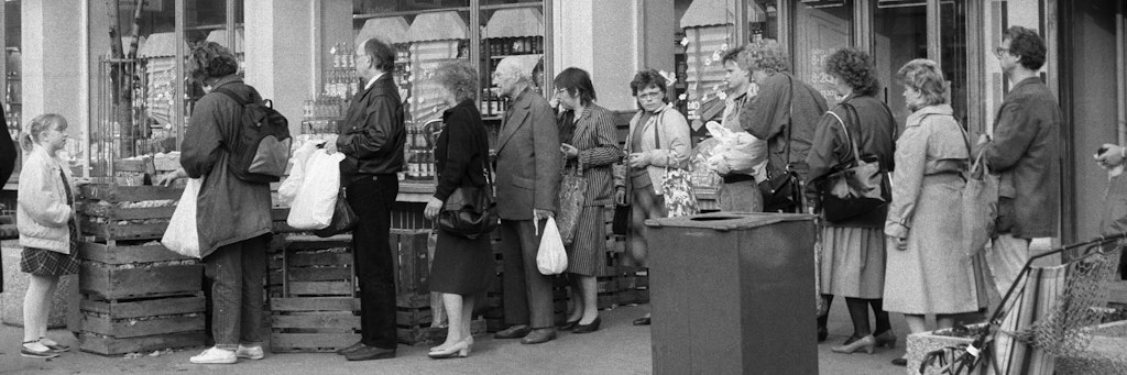 Lange Kundenschlangen bestimmten das Einkaufsleben der DDR-Bürger.