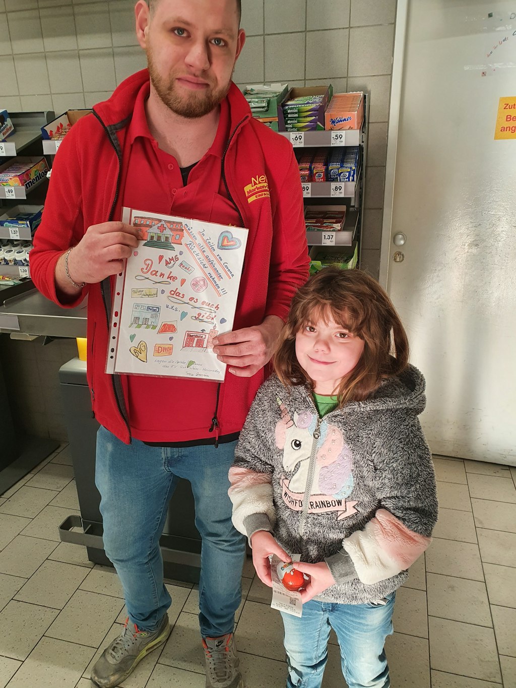 Papa Matthias ist stolz. Die kleine Soey (9) hat als kleines Dankeschön ein Bild für alle die Menschen gemalt, die während der Corona-Krise für andere arbeiten müssen.