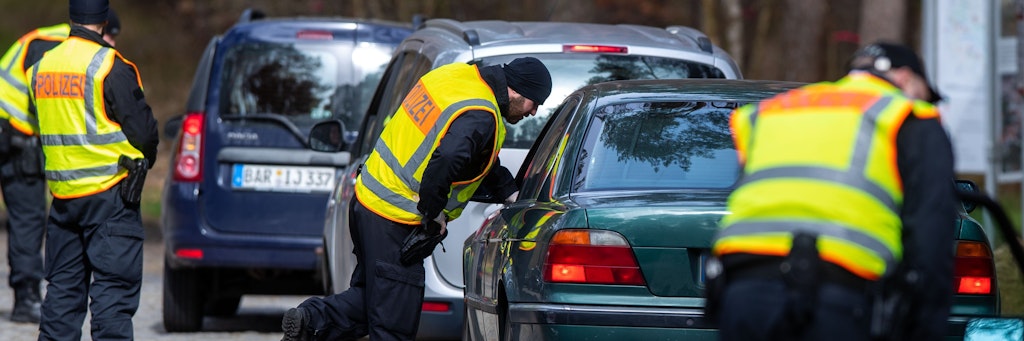 Polizisten aus Mecklenburg-Vorpommern kontrollieren auf der B 96 bei Neustrelitz die Autofahrer.