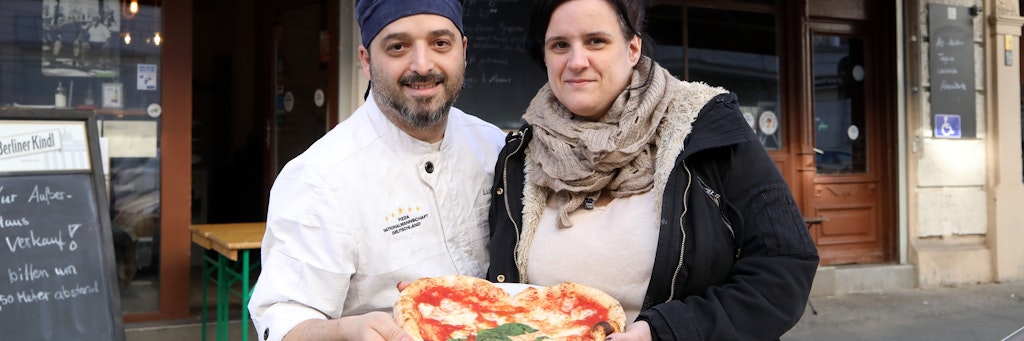 Luigi Dirma (42) und Nadine Jorden (36) von der Trattoria „LuNa“ backen für Kliniken kostenlos Pizza.