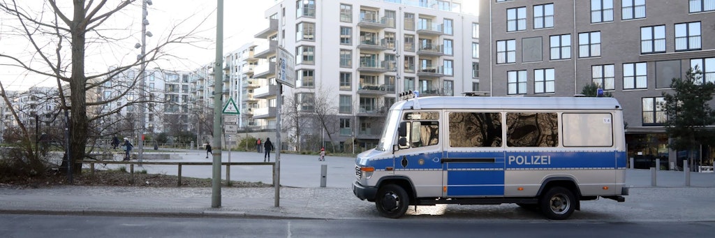 Polizei überwacht in einer Wohnanlage am Gleisdreieck, ob die Kontaktsperre eingehalten wird.