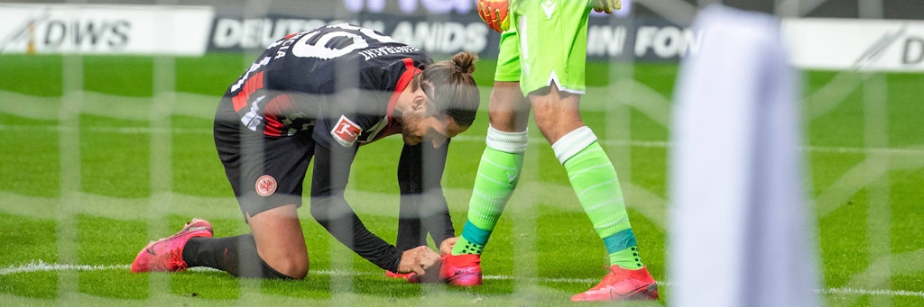 Frankfurts Goncalo Paciencia hilft Union-Keeper Rafal Gikiewicz mit einem offenen Schuh. Ein Zeichen von Solidarität in einer ansonsten sehr unsolidarischen Fußball-Welt. Daran, so unser Autor, wird auch die Krise wenig ändern.