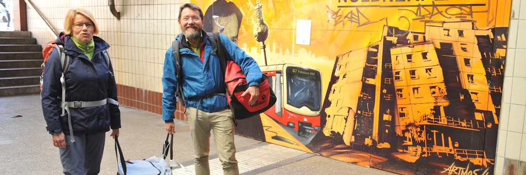 Platt, aber glücklich: Ute und Manfred Schmidt nach ihrer Rückreise am S-Bahnhof Nöldnerplatz – die abenteuerliche Tour dauerte rund 30 Stunden.