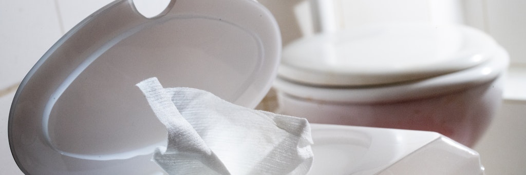 Feuchtes Toilettenpapier gehört - wie jede andere Alternative zu herkömmlichen Klopapier auch - nach Gebrauch in den Restmüll. Sonst könnte es Kläranlagen verstopfen.