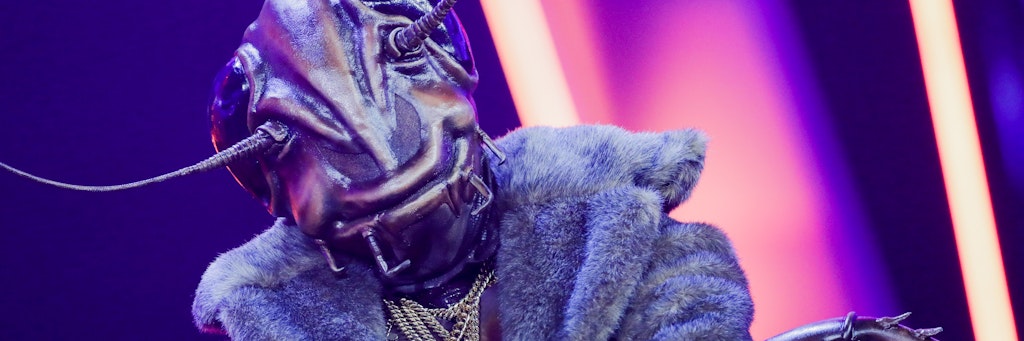 Die Figur «Die Kakerlake» steht in der ProSieben-Show «The Masked Singer» auf der Bühne - unter dem Kostüm steckt Musiker Angelo Kelly.