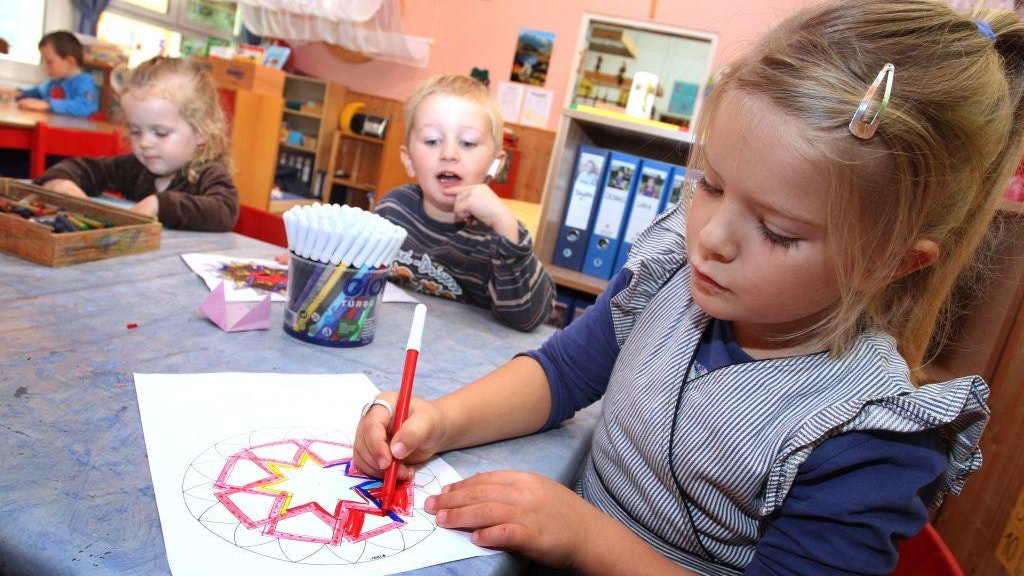 Liebe Kinder! Malt euren Großeltern ein schönes Bild, so lange ihr sie nicht besuchen könnt. Wir veröffentlichen es in der Zeitung.