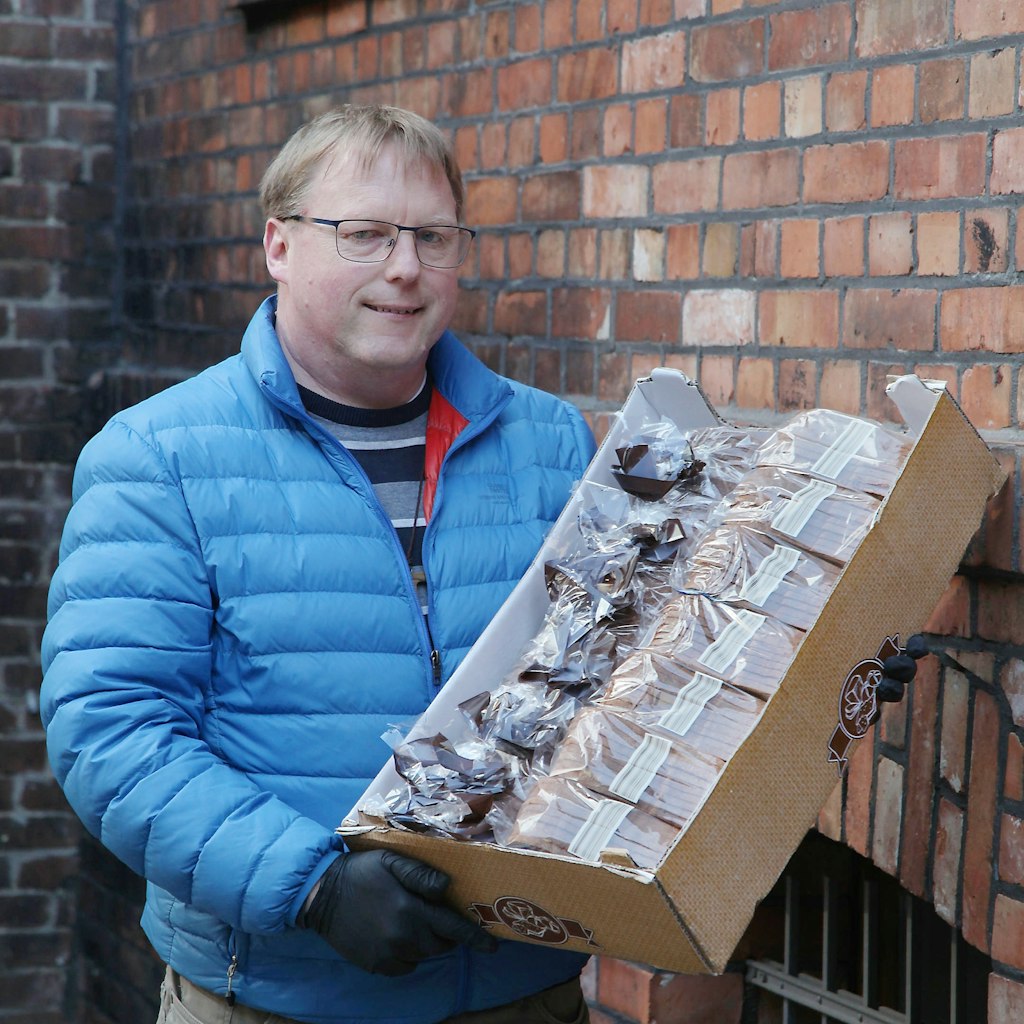 Bruder Christoph bringt Nachschub an Brot. 