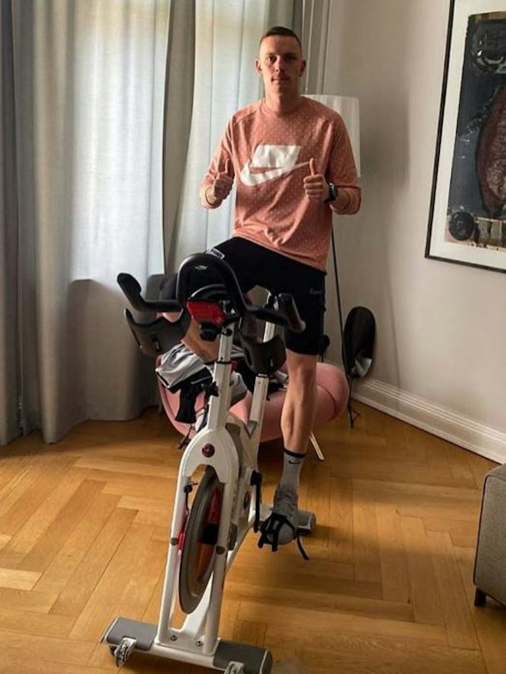 Daumen hoch! BVB-Leihgabe Wolf strampelt bis zu dreimal täglich zu Hause auf dem Fahrrad, um sich fit zu halten.