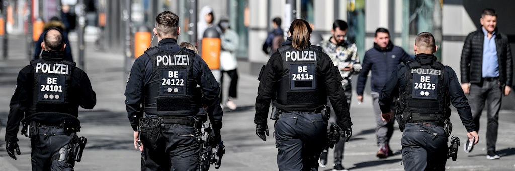Polizisten in der Wilmersdorfer Straße.