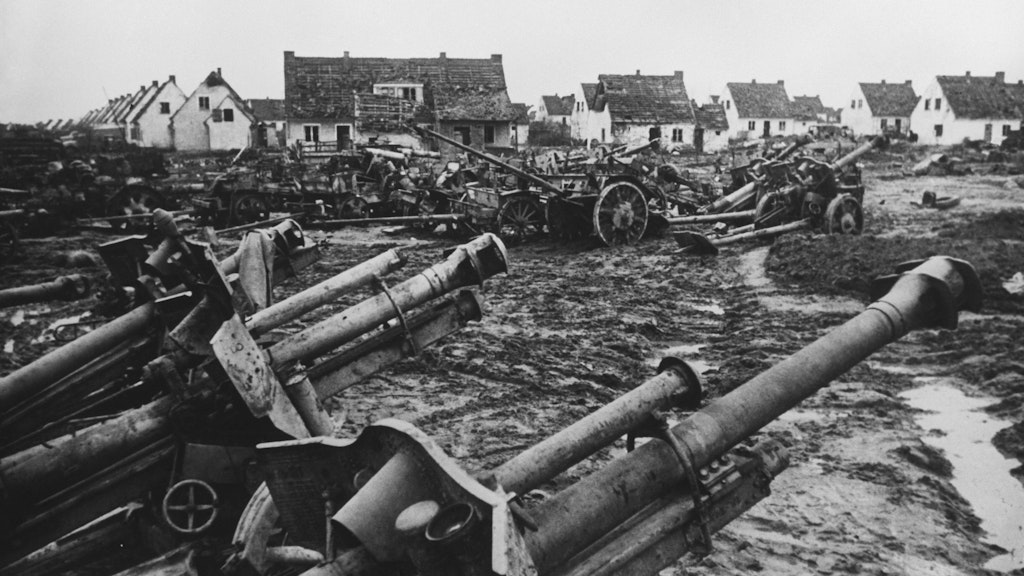 Die Schlacht ist geschlagen. Erbeutete deutsche Geschütze stehen im April 1945 am Rand einer Ortschaft im Oderbruch.