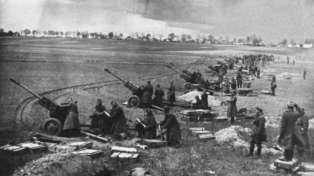 An den Seelower Höhen im Oderbruch, der letzten Verteidigungslinie vor Berlin, hat sowjetische Artillerie Stellung bezogen. Vier Tage lang, vom 16. bis zum 19. April 1945, währt die Schlacht.