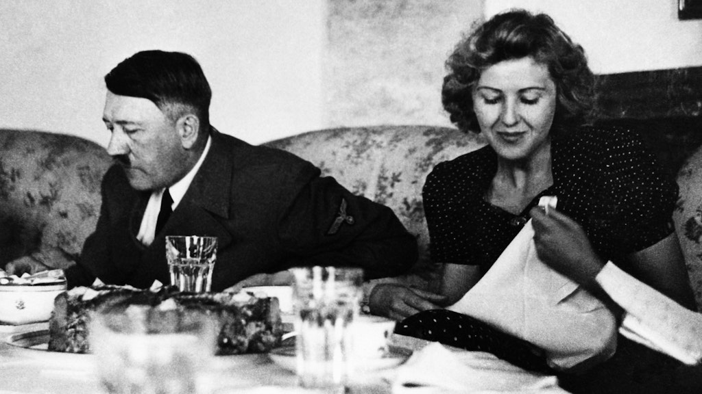 Adolf Hitler und Eva Braun (um 1940). Im Jahr 1929 lernte sie, 17-jährig, den 23 Jahre älteren Hitler kennen. Die Beziehung, lange geheim gehalten, soll alles andere als harmonisch gewesen sein.