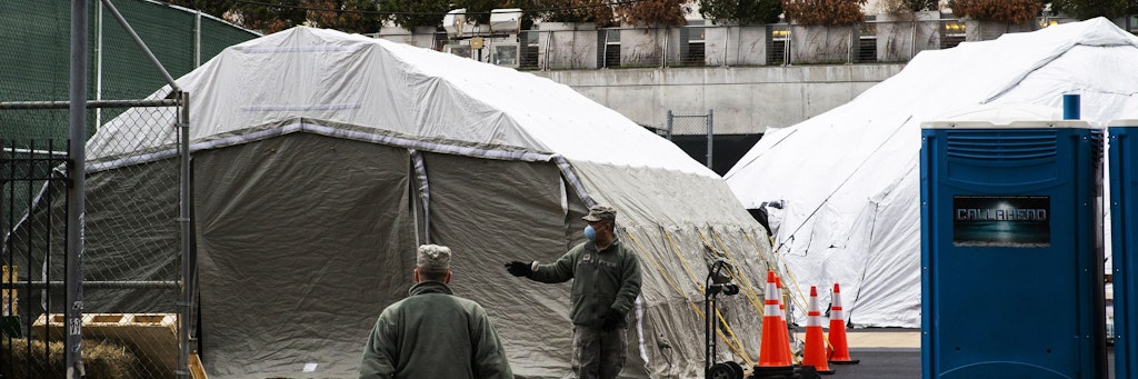 Arbeiter und US-Militärs errichten am Bellevue Krankenhaus in Manhattan Zelte für die Todesopfer der Corona-Epidemie, weil die Leichenhallen schon bald überfüllt sein werden.