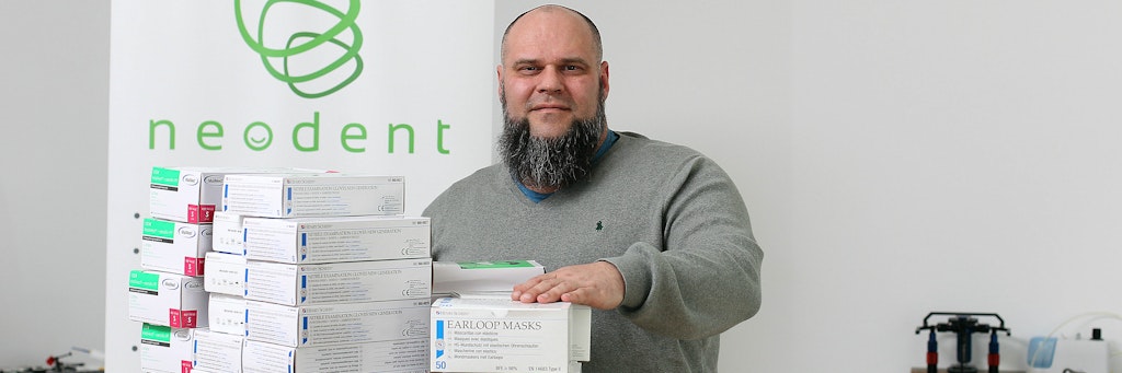 Zahntechniker Matthias Mützelburg mit den Masken und den Handschuhen, die er spenden will.