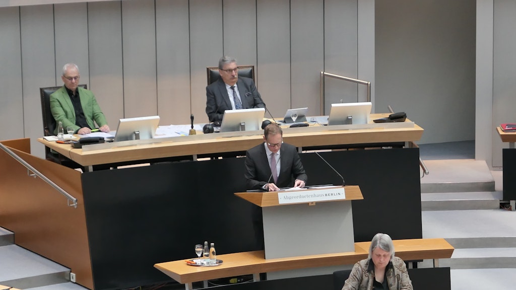 Michael Müller wählte eine ruhige Ausdrucksform, wurde nur beim Thema Hamsterkäufe hart in der Stimme: Er bezeichnete sie als „asozial“.