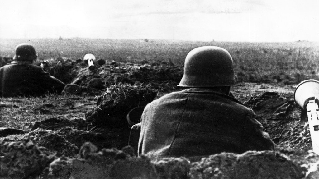 Im Oderbruch, April 1945: Grenadiere der Wehrmacht, mit Panzerfäusten bewaffnet, haben sich in Erwartung eines Angriffs eingegraben.