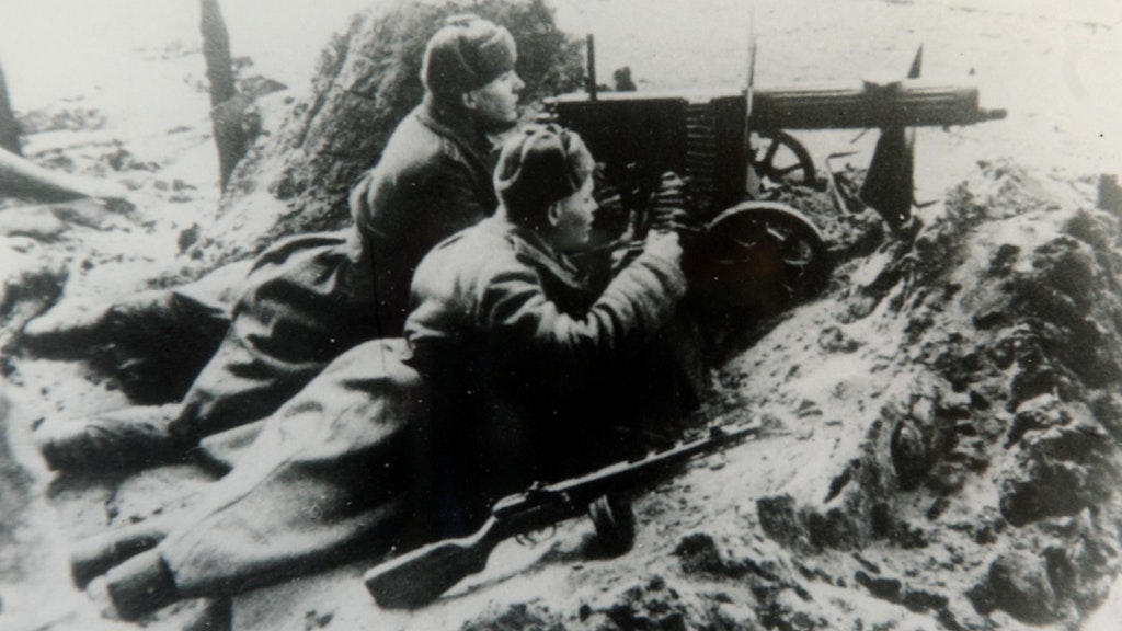 Am Oderdeich, Februar 1945: Rotarmisten haben sich hinter einem Maschinengewehr verschanzt.