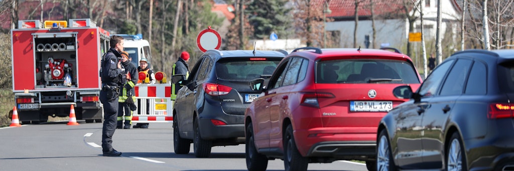 Ein Polizist kontrolliert einen Pkw an einer Straßensperre am Ortseingang von Jessen.