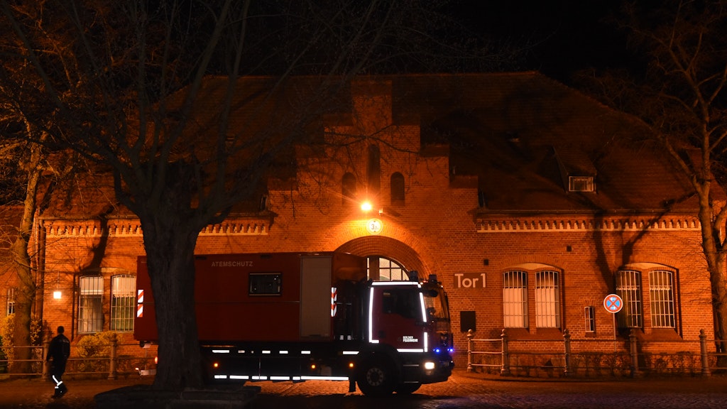Bei einem Brand in einer Zelle der Justizvollzugsanstalt Tegel ist in der Nacht zum Freitag ein Mensch ums Leben gekommen.
