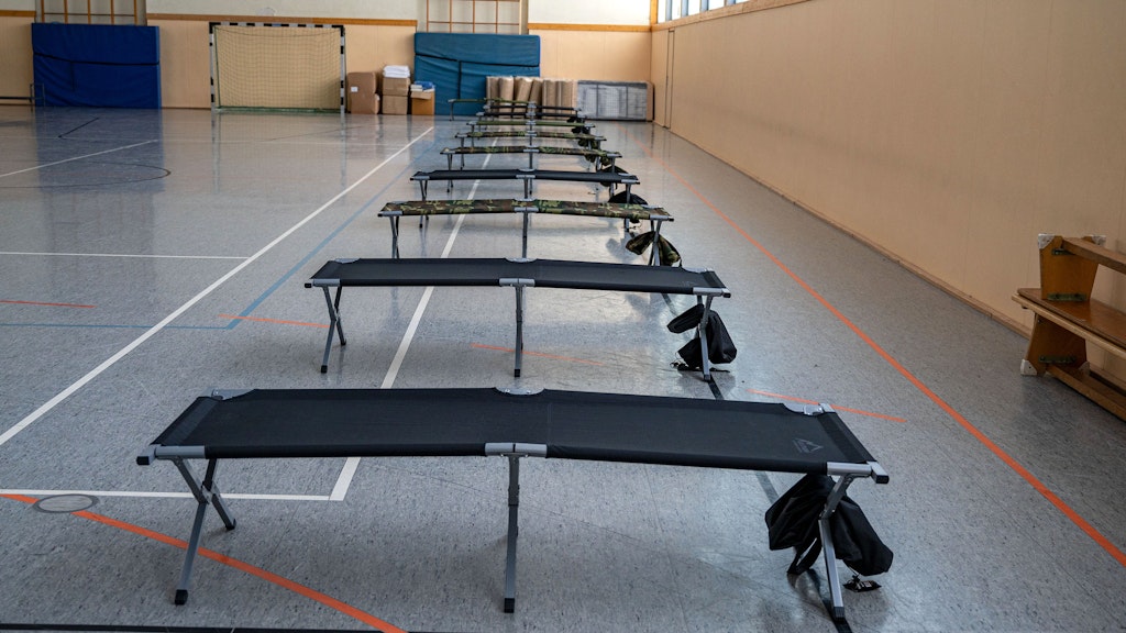 Feldbetten stehen in der ehemaligen Sporthalle einer Realschule in Menden (NRW). Zur zwangsweisen Unterbringung möglicher Corona-Quarantäne-Brecher hat die Stadt Menden in einer Turnhalle ein vorsorgliches Lager eingerichtet. 