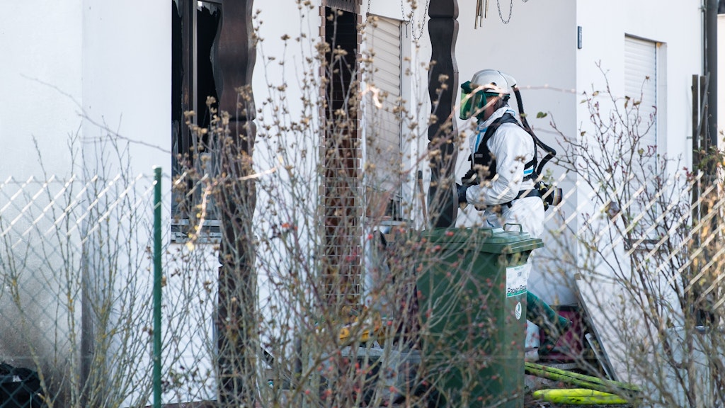 Ermittler der Polizei suchen jetzt nach der Brandursache.