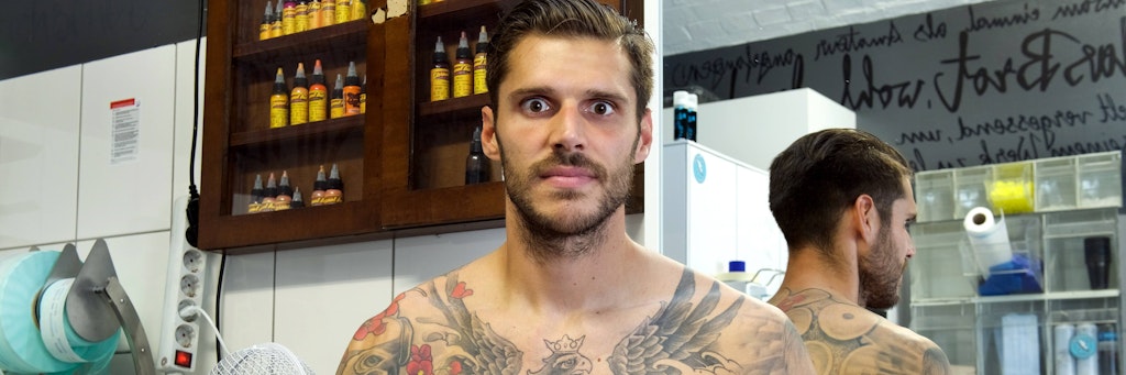 Unions Kapitän Christopher Trimmel in einem Tattoo-Studion