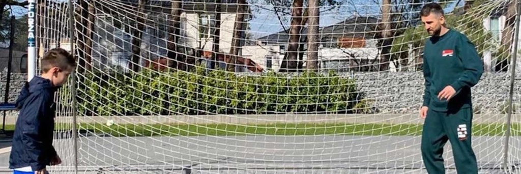 Wenn der Vater mit dem Sohne: Vedad Ibisevic spielt mit seinem Filius Ismael im Garten Fußball.