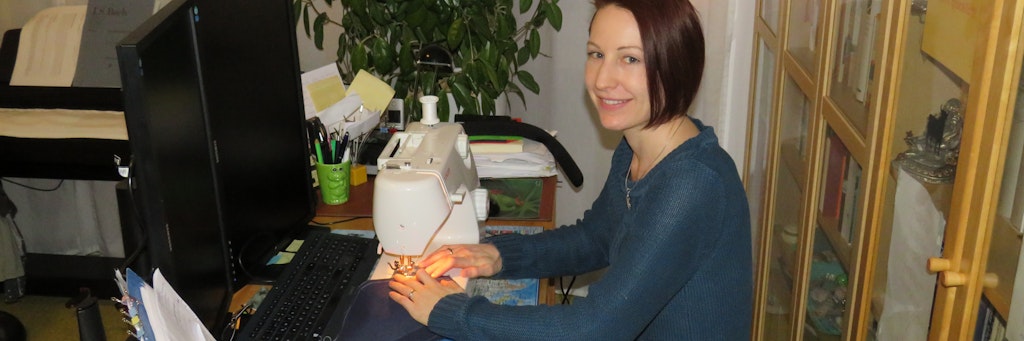 Christiane Quandt (38) hat ihren Schreibtisch in eine kleine Näh-Werkbank verwandelt.