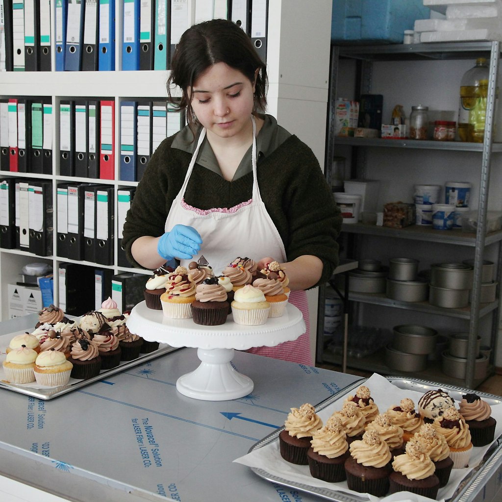 Mitarbeterin bei Miss Cupcake: Milena verpackt die leckereien in Boxen. 