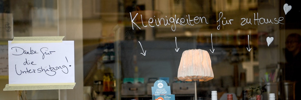 Ein kleiner Laden in Berlin bietet im Schaufenster "Kleinigkeiten für zu Hause" an und bedankt sich mit den Worten "Danke für die Unterstützung" bei den Kunden des Abholservices.