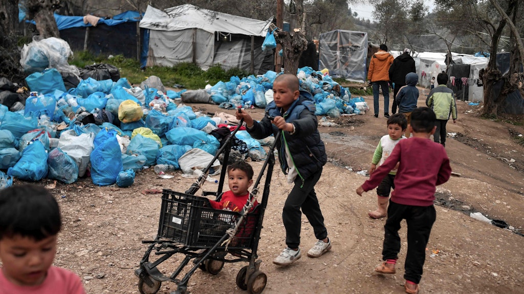 Der Müll wird im Camp Moria seit einiger Zeit nur noch selten abgeholt. Beobachter berichten davon, dass der Müllwagen nicht mehr durch alle Gassen passt.