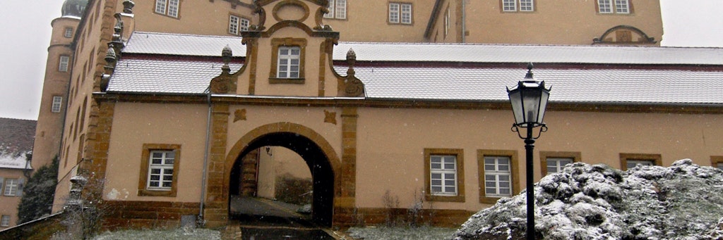 In dem Schloss, dass derzeit wegen der Corona-Krise geschlossen ist, ist eine Musikakademie untergebracht (Archivbild).