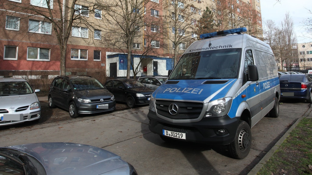 Einsatzkräfte der Polizei vor dem Haus, im dem Homa Z. und ihre Tochter ermordet wurden. 