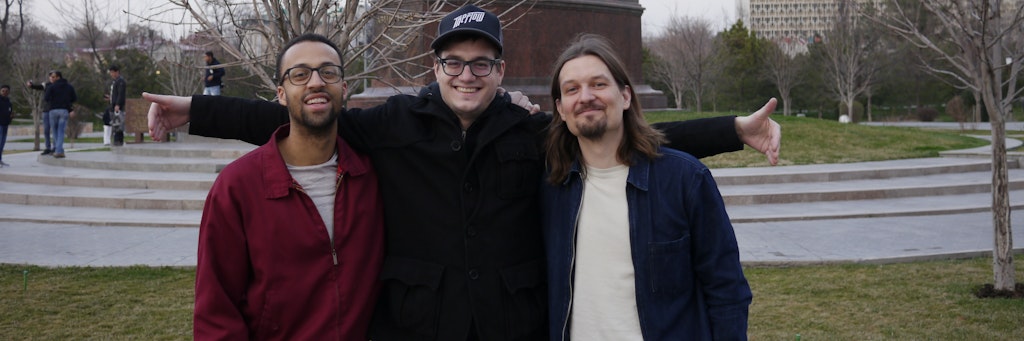 Tadschikistan, Duschanbe: Die Musiker der Berliner Rockgruppe Treptow, Philipp Taubert (r.) und Lukas Lindner (l.), hier mit dem Musiker Alexander Langner.