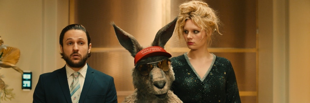 Das Känguru in einer Filmszene zwischen Dimitrij Schaad und Rosalie Thomass.