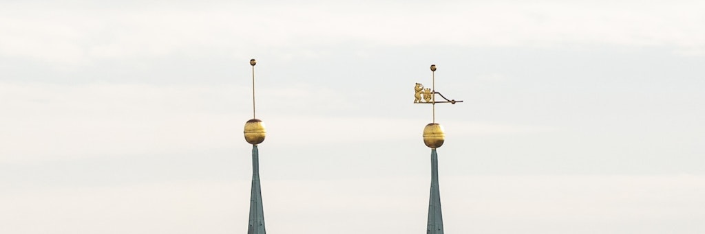 Die beiden neuen Turmkugeln: Sehen in 81 Metern Höhe klein aus, haben aber jeweils einen Meter Durchmesser.