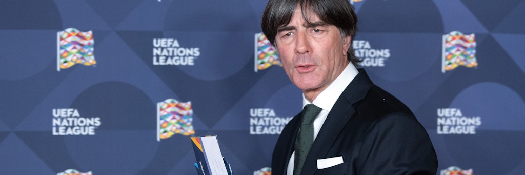 Schick und entspannt: Bundestrainer Jogi Löw bei der Auslosung der Nations League in Amsterdam.