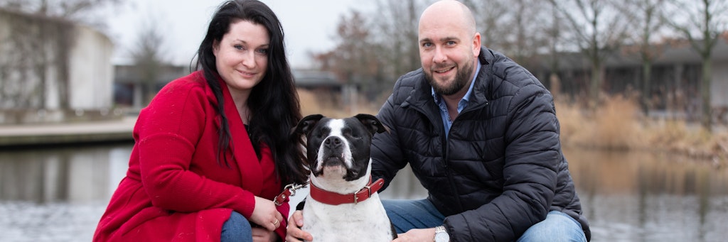 Manou (32) und Jan Rönpage (35) geben Hund Basco ein neues Zuhause.
