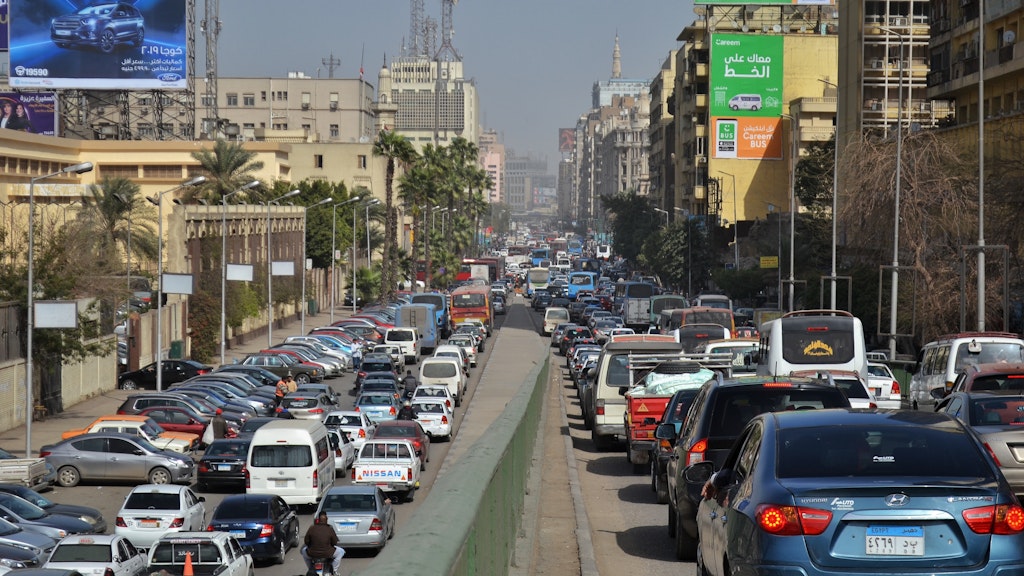 Stoßstange an Stoßstange – lange Staus sind in Kairos Stadtverkehr Standard.