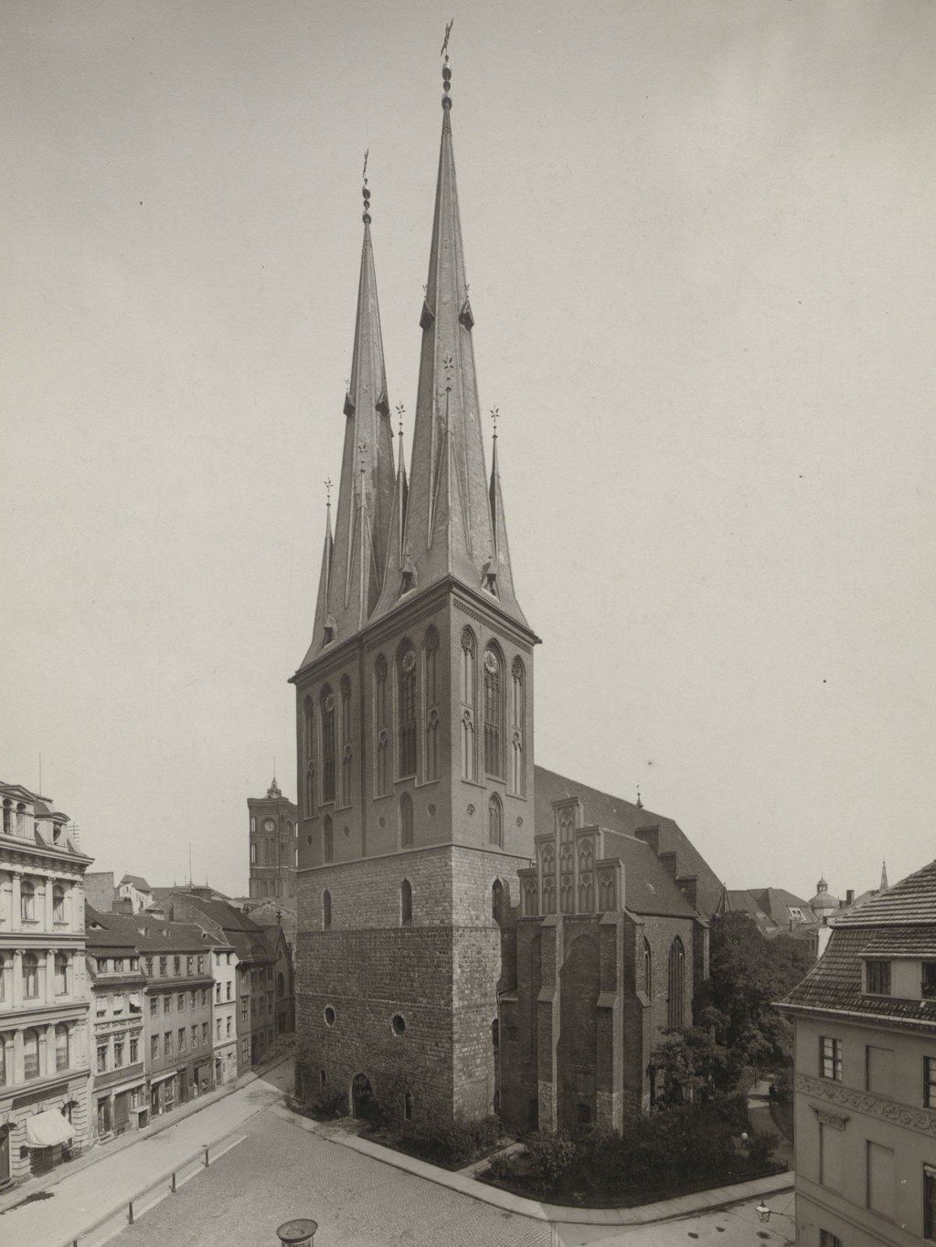 Nikolaikirche im Jahr 1904 mit den beiden Türmen. In einer der beiden Kugeln lag der Schatz – bis 1945.